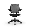Chaise ergonomique Humanscale Liberty Task noir avec dossier monofilament, siège en tissu noir et accoudoirs duron ajustable - Noir - Monofilament - Coussinet noir - 300 lbs (L111BM10CF10.Q)