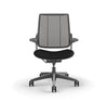 Chaise ergonomique Humanscale Different Smart grise avec dossier en mesh gris, siège en tissu noir et accoudoirs duron ajustable - Gris - Mesh - Coussinet noir - 300 lbs (S413DN10CF10.Q)